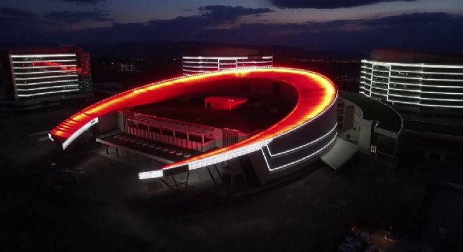 Şehir Hastanesi'nin ışıkları 15 Temmuz şehitleri için yandı