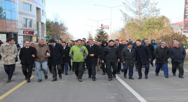 Şehit öğretmenlerin anısına yürüdüler