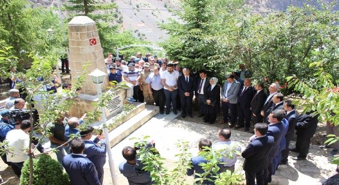 Şehitlere rahmet, hainlere lanet