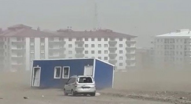 Şiddetli rüzgar konteynırları uçurdu