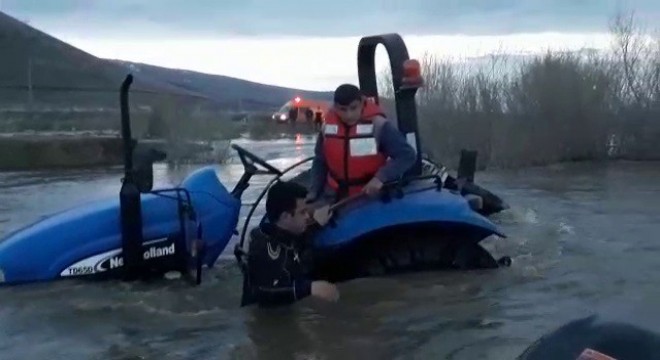 Tarlasına giderken traktörüyle sele kapıldı