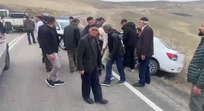 Tekman Gökoğlan'da 2 otomobil çarpıştı: 9 yaralı