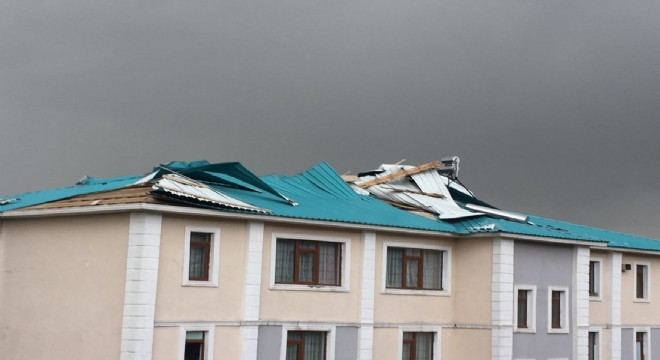 Tekman'da fırtına çatıları uçurdu