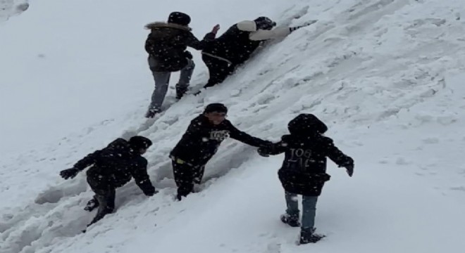 Tepsiler kızak oldu