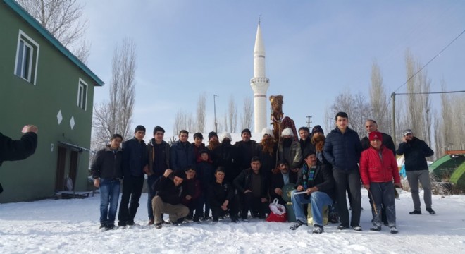 Üğümü gençleri yeni yıla “Deve Oyunu”ile girdiler