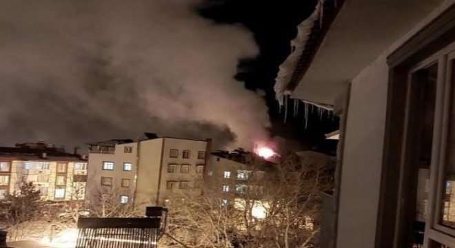 Uzundere'de çatı katı yangını