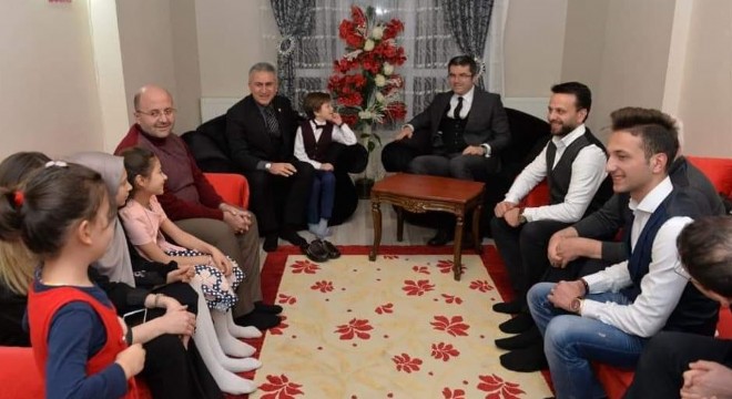 Vali Memiş göçmen ailenin konuğu oldu