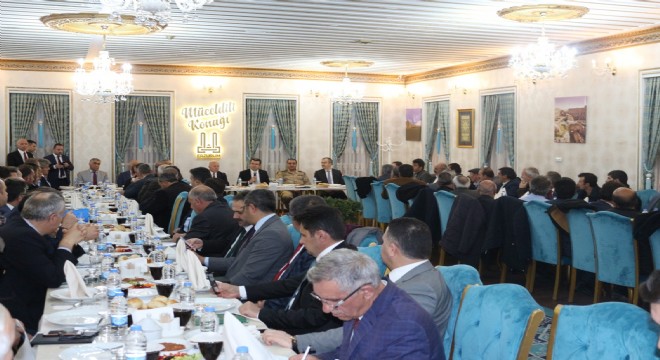 Vali Memiş muhtarlarla istişare etti