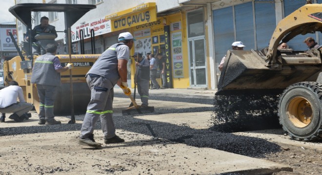 Yakutiye'de bozuk yollar onarılıyor
