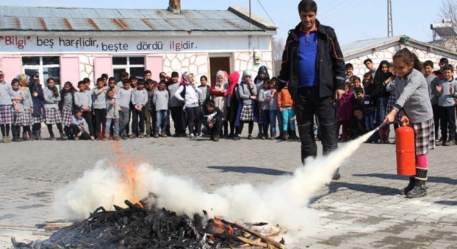 Yangına müdahaleyi öğreniyorlar