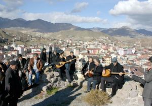 Aşıklardan Oltu çıkarması