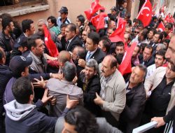 Akillere bayraklı tepki