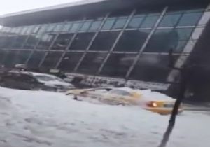 Buz düştü, otomobil hurdaya döndü