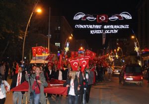 CHP'lilerden  Meşaleli Cumhuriyet yürüyüşü