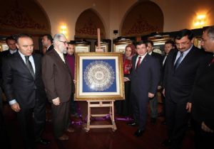 Davutoğlu'ndan Erzurumlu hattatlara övgü