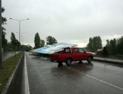 Fırtına trafiği felç etti