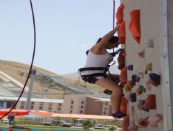 Gelecekleri için duvara tırmandılar