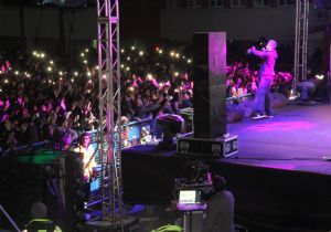 Havai fişekler altında konser