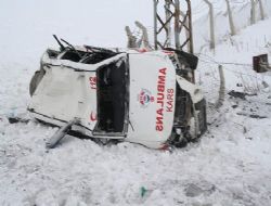 Ambulans kaza yaptı: 6 yaralı
