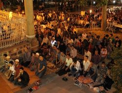 Kadir Gecesi'nde camiler dolup taştı