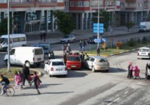Kırmızı ışık ihlali kazaya yol açtı: 4 yaralı
