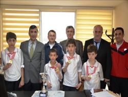 Masa tenisçilerin şampiyonluk gururu