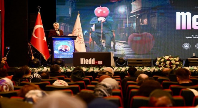 Göktaş 'Medd-Up' sahne gösterisini izledi