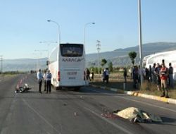 Otobüs motosikletle çarpıştı: 1 ölü