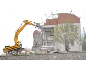 Palandöken'de kaçak yapı operasyonu