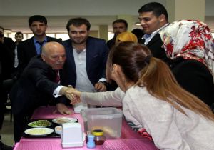 Sekmen, 5 bin öğrenciye burs sözü verdi