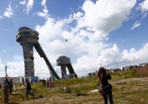 Erzurum'da gökyüzü uçurtmalarla bezendi