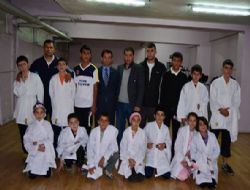 İşitme engellilere karate kursu