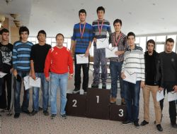 Üniversiteliler masa tenisinde yarıştı