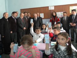 Vali Öztürk süt dağıttı